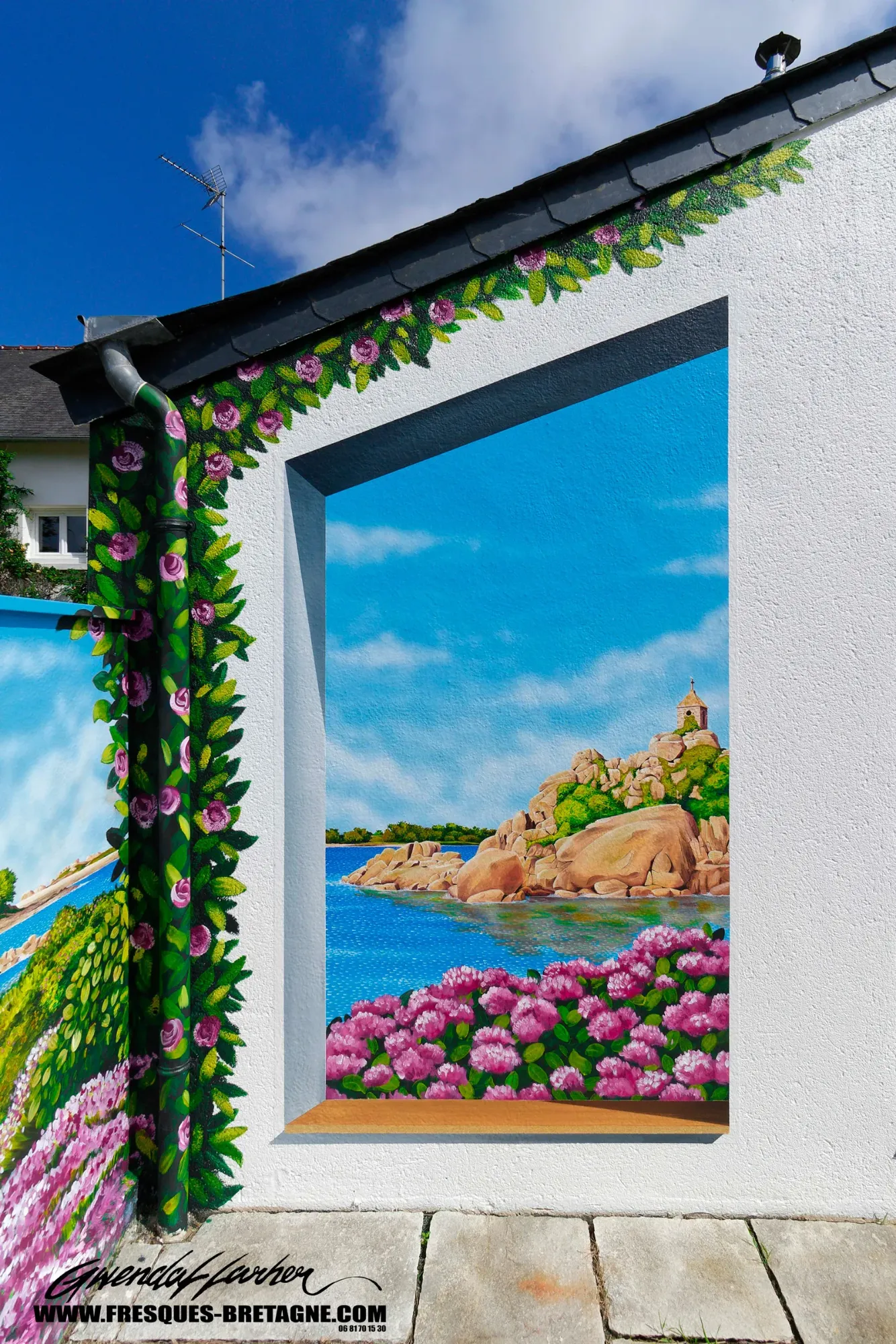 Détail d'une fenêtre en trompe-l'œil sur la chapelle et la côte de granit rose, mur de terrasse à Penvenan